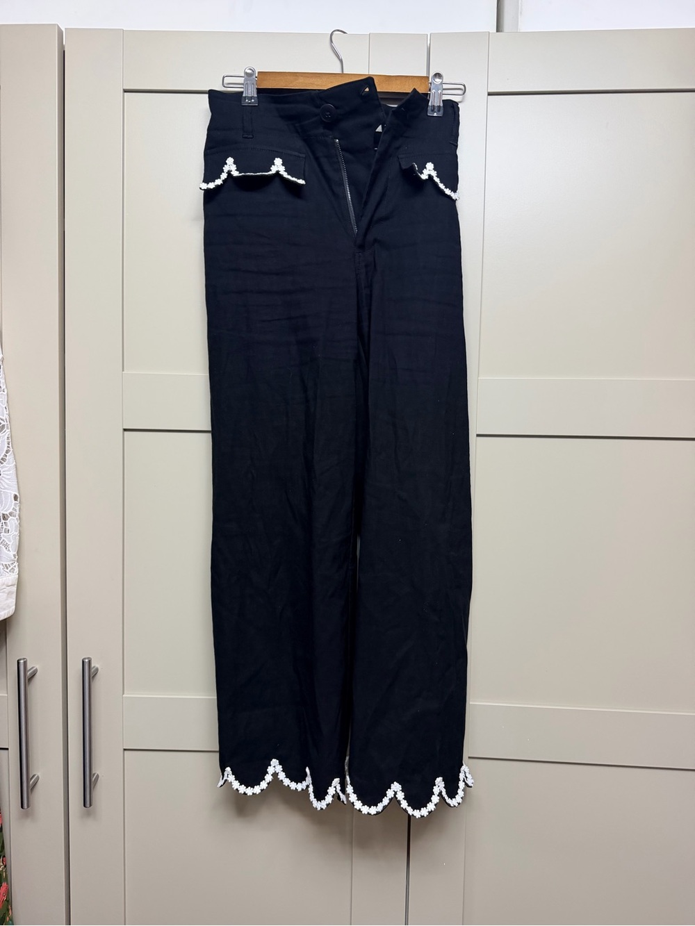 Maeve Colette Size 26
Black Wide-Leg Ankle Pants with White Scallop Trim